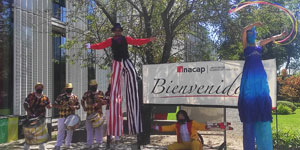 magos, bandas de música, mimos, todo para recibirte en la puerta