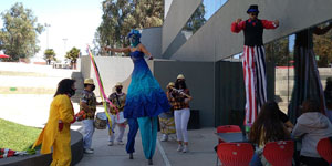 picardia, emoción y todo el impacto de zanquistas en tu fiesta